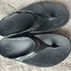 OOFOS Black Thong Recovery Flip Flops